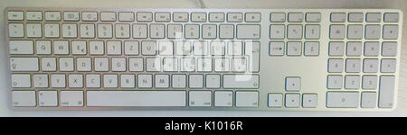 Le clavier aluminium allemand Apple est conçu avec un corps en aluminium élégant et une disposition allemande. Il dispose de touches réactives, d'une expérience de frappe précise et d'une compatibilité avec les appareils Apple. Le clavier combine style et fonctionnalité, offrant durabilité et facilité d'utilisation pour les utilisateurs germanophones. Banque D'Images
