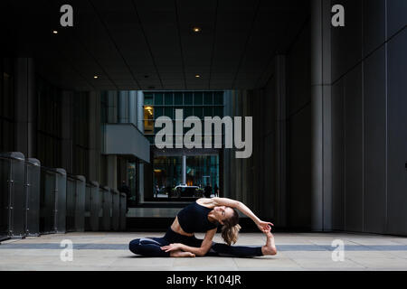 Le Yoga dans la ville de London - recherche de calme intérieur au milieu de l'agitation de la ville Banque D'Images