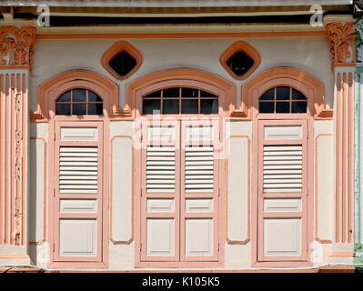 Boutique traditionnelle avec extérieur de maison en bois blanc et rose majorquines, fenêtres et colonnes dans le Little India de Singapour Banque D'Images