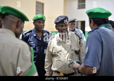 L'AMISOM Commandant adjoint de la Force, le Major Général Geoffrey Baraba Muheesi, et le nouveau commissaire de police de l'AMISOM, Anand Pillay, visitez Baidoa, Somalie, le 20 juin. Les deux responsables de l'AMISOM ont été reçus par (14466427674) Banque D'Images