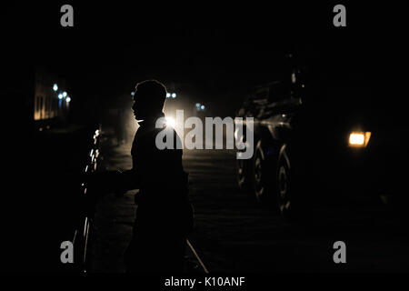 Un soldat éthiopien, dans le cadre de la Mission de l'Union africaine en Somalie, promenades à travers à Baidoa, en Somalie, le 22 juin au cours d'une patrouille de nuit dans la ville. Photo de l'AMISOM Tobin Jones (14332306638) Banque D'Images