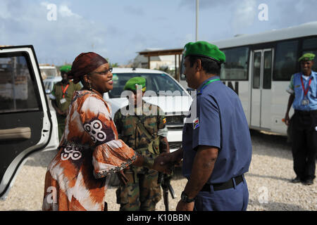 D'intérim de l'AMISOM SRCC, Lydia Wanyoto Mutende, commissaire de police se réunit, Anand Pillay, au cours d'une cérémonie de clôture pour une session de formation de policiers nouvellement arrivés à Mogadiscio, en Somalie. Photo de l'AMISOM (14736279271) Banque D'Images