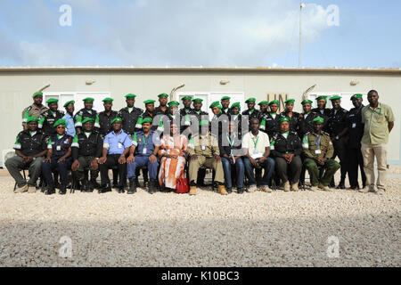 D'intérim de l'AMISOM SRCC, Lydia Wanyoto Mutende, commissaire de police et, Anand Pillay, posent avec les membres de l'AMISOM, agents de police à Mogadiscio, Somalie, le 24 juillet. Photo de l'AMISOM (14552821509) Banque D'Images