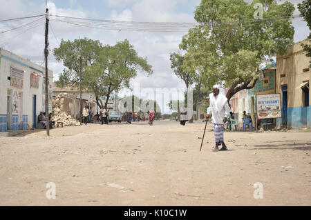 Un vieil homme de Somalie traverse la route à Bulo Burte, Somalie, le 12 août. L'AMISOM Unité Humanitaire aujourd'hui a effectué une évaluation de Bulo Burte ville dans la région de Hiraan somalie. L'équipe a parlé (14898091965) Banque D'Images