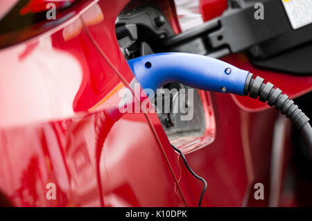 Voiture électrique branché au chargeur Banque D'Images