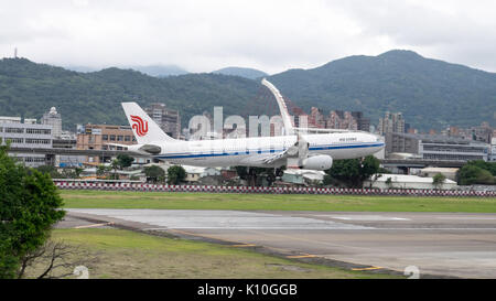 Air China Airbus A330 343 B 6523 en approche finale à l'Aéroport de Taipei Songshan 20150321c Banque D'Images
