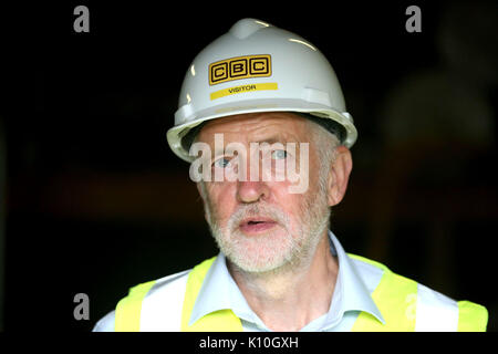 Leader du travail Jeremy Corbyn, lors d'une visite à l'Association de l'habitation à Parkhead Glasgow. Banque D'Images