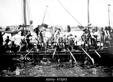 Les plongeurs de perles arabes dans le golfe Persique font partie de la riche tradition maritime de la région, où les plongeurs cherchaient historiquement des perles, une ressource économique clé. Banque D'Images