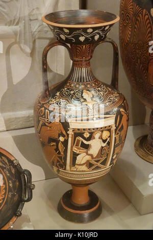 L'Amphora, Pot de rangement par Baltimore Peintre, figure rouge des Pouilles, Italie, 330, 320 avant J.-C., terre cuite Spurlock Museum, UIUC DSC05795 Banque D'Images