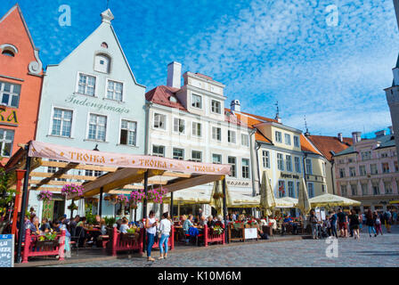 Troïka et autres restaurants avec terrasses d'été, Raekoja plats, place de la mairie, Vanalinn, vieille ville, Tallinn, Estonie Banque D'Images