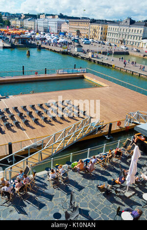 Bar terrasse à la mer Baltique, mer d'Allas piscine, piscines et terrasses de bar, avec la place du marché Kauppatori en arrière-plan, Katajannokanlaituri, Helsinki Banque D'Images