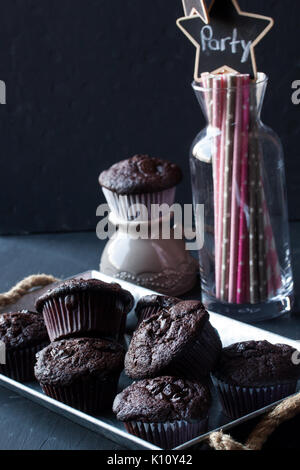 Muffins au chocolat sur fond noir Banque D'Images