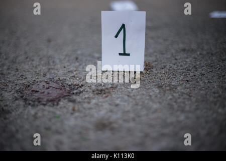 La scène du crime, le meurtre, l'enquête, les manches des coups de servir de preuve, l'enquête est terminée, l'expert prend la capsule des forceps et placés dans Banque D'Images