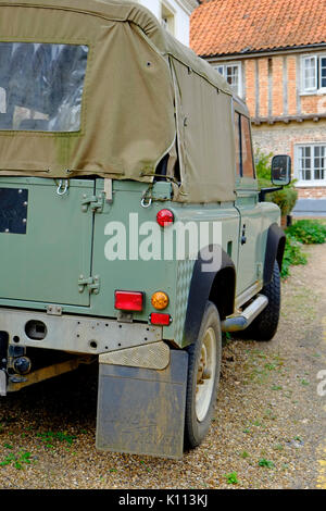 Vieux land rover stationné à l'extérieur de maison, peu de Walsingham, North Norfolk, Angleterre Banque D'Images