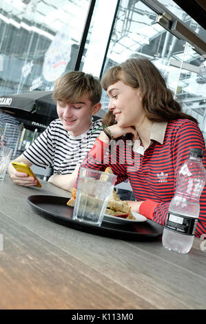 Young woman in cafe Banque D'Images