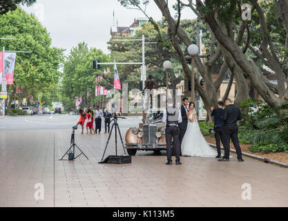 SYDNEY, NSW, Australie-novembre 19,2016 : mariée, marié, cortège de voitures anciennes et avec le photographe à Hyde Park, à Sydney, Australie. Banque D'Images