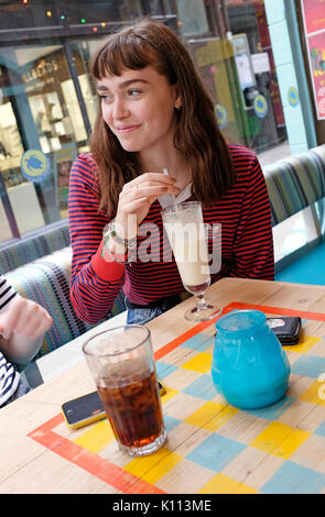 Les jeunes adolescentes dans cafe Banque D'Images