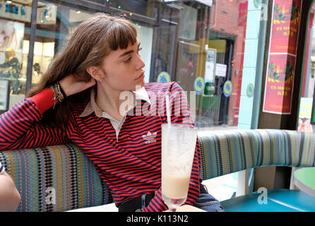 Les jeunes adolescentes dans cafe Banque D'Images