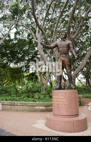 SYDNEY, NSW, Australie-novembre 19,2016 : Général de Lachlan Macquarie statue en bronze avec des figuiers à Hyde Park, à Sydney, Australie. Banque D'Images