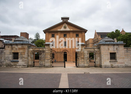 SYDNEY, NSW, Australie-novembre 19,2016 : Hyde Park Barracks Museum composé avec gate sous un ciel nuageux à Sydney, Australie. Banque D'Images