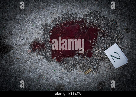 La scène du crime, le meurtre, l'enquête, les manches des coups de servir de preuve, l'enquête est terminée, l'expert prend la capsule des forceps et placés dans Banque D'Images