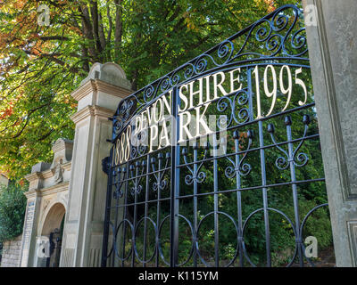 Porte d'entrée pour le Devonshire Park à Newcastle West Yorkshire Angleterre Banque D'Images