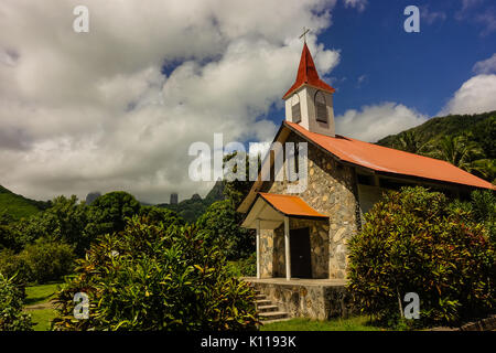 L'Église catholique d'Hakahetau village sur l'île Ua Pou, Îles Marquises, Polynésie Française Banque D'Images