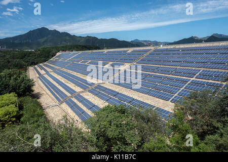 Des panneaux solaires photovoltaïques sur le barrage de Yanqi Lake à Huairou, Beijing, Chine. Banque D'Images