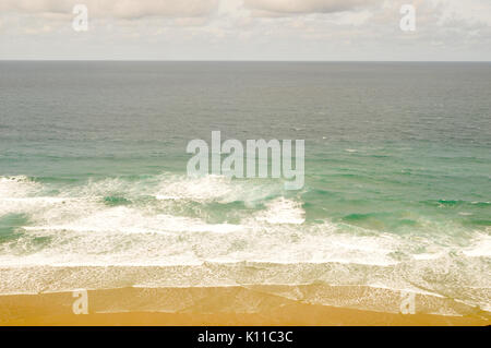 La mer et le sable sur la plage de surf et les disjoncteurs et plage de sable les eaux claires sur la côte de Cornouailles avec les nuages dans le ciel et les vagues Banque D'Images