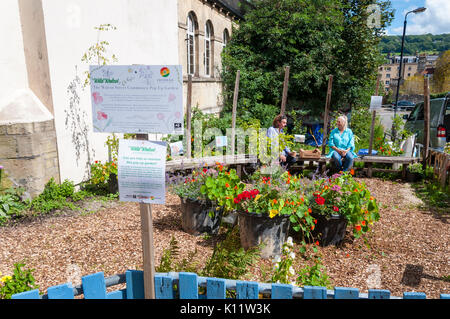 Les bénévoles s'asseoir dans l'Walcot Street Community Jardin Pop Up à Bath, Somerset, Royaume-Uni Banque D'Images