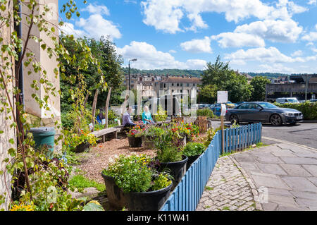 Les bénévoles s'asseoir dans l'Walcot Street Community Jardin Pop Up à Bath, Somerset, Royaume-Uni Banque D'Images