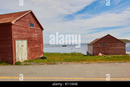 Cabines de bois au bord de l'eau dans les communautés côtières, à l'extrémité de la péninsule Great Northern, à Terre-Neuve, Canada Banque D'Images