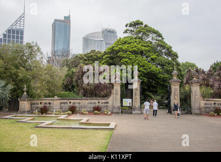 SYDNEY, NSW, Australie 19-novembre 2016 : les touristes à l'entrée du Jardin botanique royal avec des bâtiments de la ville de Sydney, en Australie. Banque D'Images