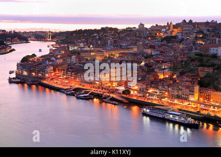 Ville de Porto et du Douro, Portugal illuminée au crépuscule Banque D'Images