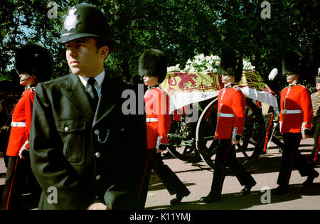 London, UK, 6 septembre, 1997. Funérailles de Diana, princesse de Galles. Princess Diana's cercueil drapé de l'étendard royal est montré en cours sur un affût de canon accompagnée par huit membres du Welsh Guards comme la procession funéraire fait son chemin le long de Horse Guards Road. Banque D'Images