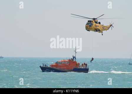 Un Sea King RAF HAR3 hélicoptère de l'Escadron de recherche et de sauvetage simule un exercice de sauvetage avec l'embarcation Eastbourne au 21-07-2013 meeting aérien. Banque D'Images