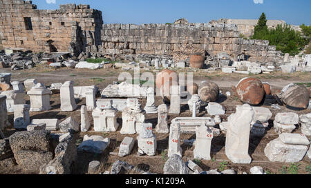 Amphores antiques et des fragments de colonnes de marbre dans la ville antique de Hierapolis en Turquie Banque D'Images