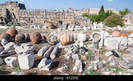 Amphores antiques et des fragments de colonnes de marbre dans la ville antique de Hierapolis en Turquie Banque D'Images