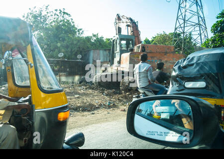 Un earth mover tente de ramasser la saleté d'une excavation pour développer certains plus estatre réel. Banque D'Images