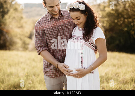 Un couple attend doucement caresser le ventre d'une femme enceinte Banque D'Images