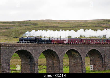 LMS Stanier 8F Class machine à vapeur 48151 sur le viaduc à Railtour Dalesman Garsdale sur la ligne de chemin de fer Settle et Carlisle. Banque D'Images