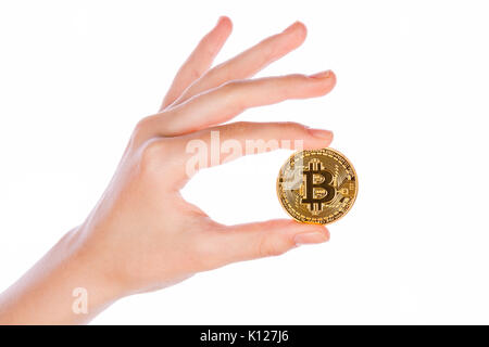 Jeune fille hand holding bitcoin sur fond blanc Banque D'Images