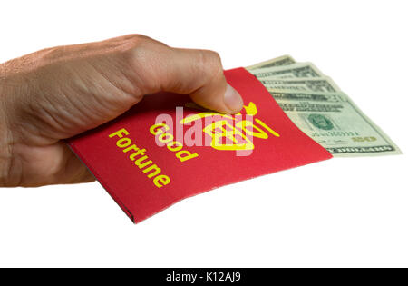 Enveloppe rouge ou hong bao est utilisé pour donner de l'argent pendant le Nouvel An chinois.Man's hand holding l'enveloppe avec les mots chinois qui signifie bonne fortune Banque D'Images