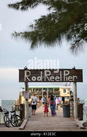 Canne et moulinet Pier et restaurant sur Anna Maria Island, Floride. Banque D'Images