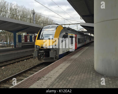 AM08 SNCB en gare de ChaIeroi Sud en avril 2016 Banque D'Images