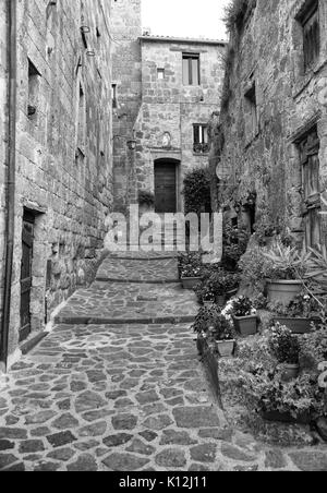 Belle vue sur ruelle idyllique dans célèbre Civita di Bagnoregio près de la vallée du Tibre, lazio, Italie. Le noir et blanc Banque D'Images