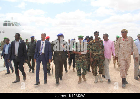 Le commandant de la Force de l'AMISOM, le général Osman Nour Soubagleh (quatrième à partir de la droite), l'armée nationale somalienne Sous-chef des Forces de défense, le général de division, Ali Bashi, (troisième à partir de la droite), le corps de police fédéral (30179657482) Banque D'Images