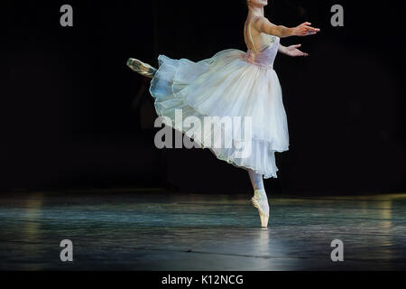 Animation, art, chorégraphie concept. superbe ballerine gracieuse habillé en robe de bal blanc aveuglant de la partie solo de danse tout seul sur la scène de Banque D'Images