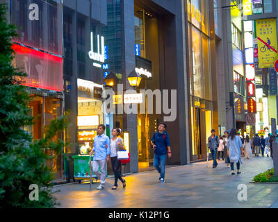 TOKYO, JAPON - 28 juin 2017 : des personnes non identifiées, autour de de Shinjuku Golden Gai, situé à Tokyo Banque D'Images