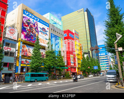 Tokyo, Japon - Jan 2, 2016 : des personnes non identifiées, marcher dans les rues autour des gratte-ciel en TokyoShinjuku, Tokyo, Japon, l'un des plus grands quartier des affaires au Japon Banque D'Images